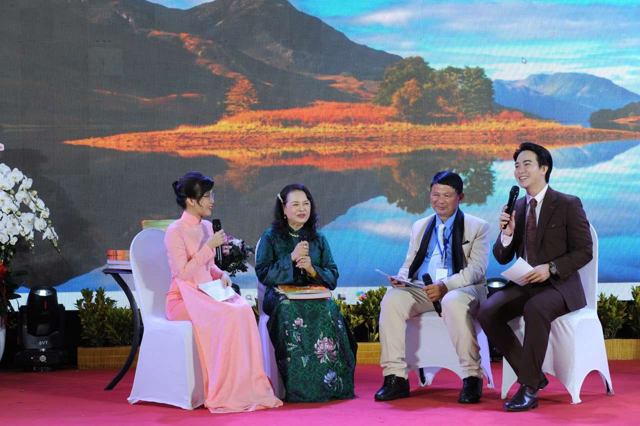 Buoi ra mat sach va trien lam. Anh: Minh Anh.