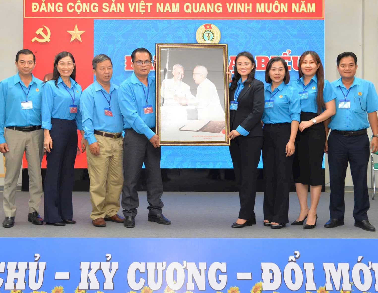 LDLD TP Can Tho tang tranh chuc mung dai hoi. Anh: LDLD TP Can Tho