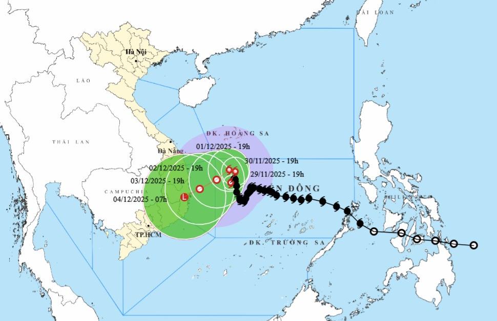Du bao thoi tiet hom nay 30.11, bao so 15 tien gan hon toi dat lien mien Trung. Anh: NCHMF