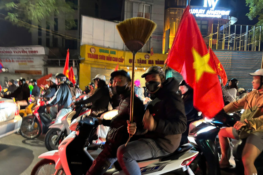 Nhieu vat dung quen thuoc trong gia dinh nhu noi, nieu, chao, tham chi ca choi cung duoc nguoi dan tan dung mang ra duong “di bao”. Anh: Trang Anh - Huyen Trang