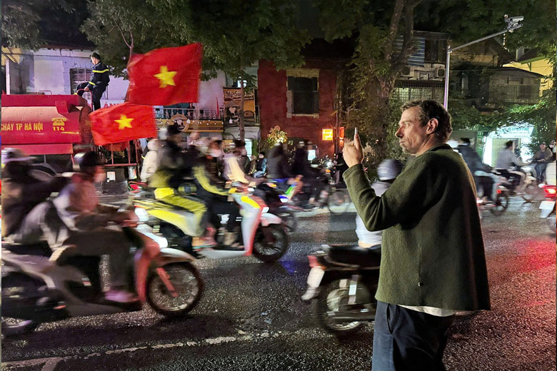 Du khach nuoc ngoai thich thu ghi lai khoanh khac an mung chien thang cua nguoi dan Viet Nam.