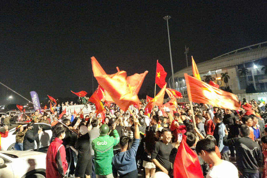 Khong khi tai San van dong My Dinh moi luc mot nong khi nguoi ham mo do ve ho vang tieng Viet Nam vo dich va cung nhay mua. Do Tien