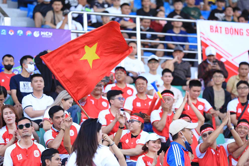 Cac khan dai kin khan gia ngay khai man vong chung ket Cup bong da 7 nguoi quoc gia. Anh: VietFootball