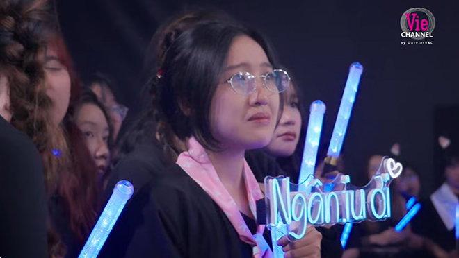 Khan gia khoc khi nghe chia se cua Thai Ngan. Anh: Nha san xuat