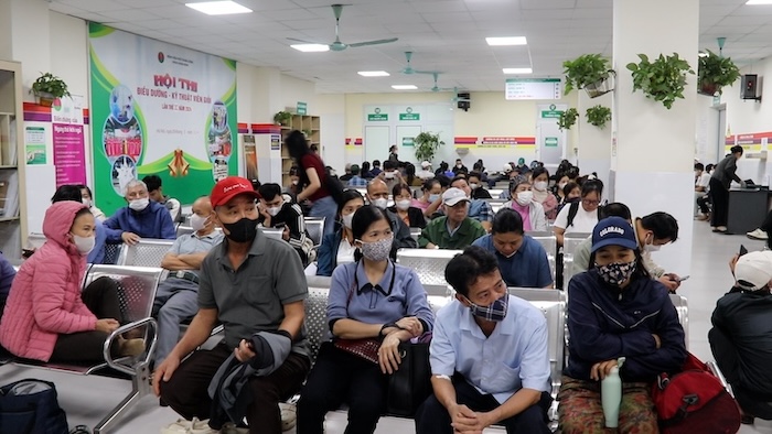 El numero de pacientes esperando examenes de salud respiratoria en el Hospital Central de Toxicologia aumenta debido al clima de transicion de estacion. Foto: My Linh