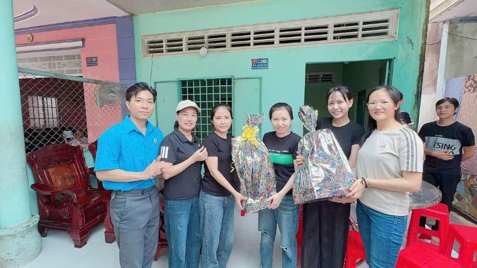 Cong doan phoi hop Ban Giam doc Cong ty TNHH Giay Mega Surplus tham hoi va tang qua cho doan vien. Anh: Hoang Loc