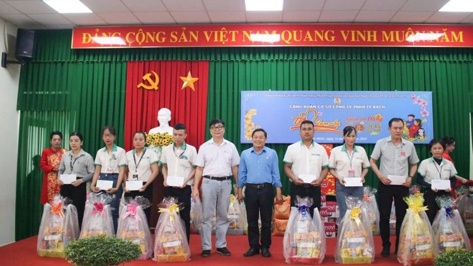 Ban Giam doc va Cong doan Cong ty TNHH Ty Bach trao qua Tet cho cong nhan co hoan canh kho khan. Anh: Hoang Loc
