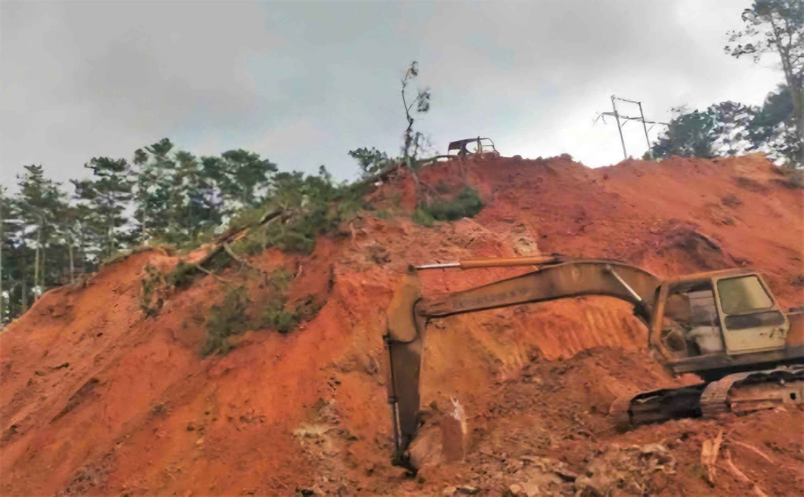 Qua doi voi hon 60.000m3 dat da co nguy co sat lo tren deo D'ran 