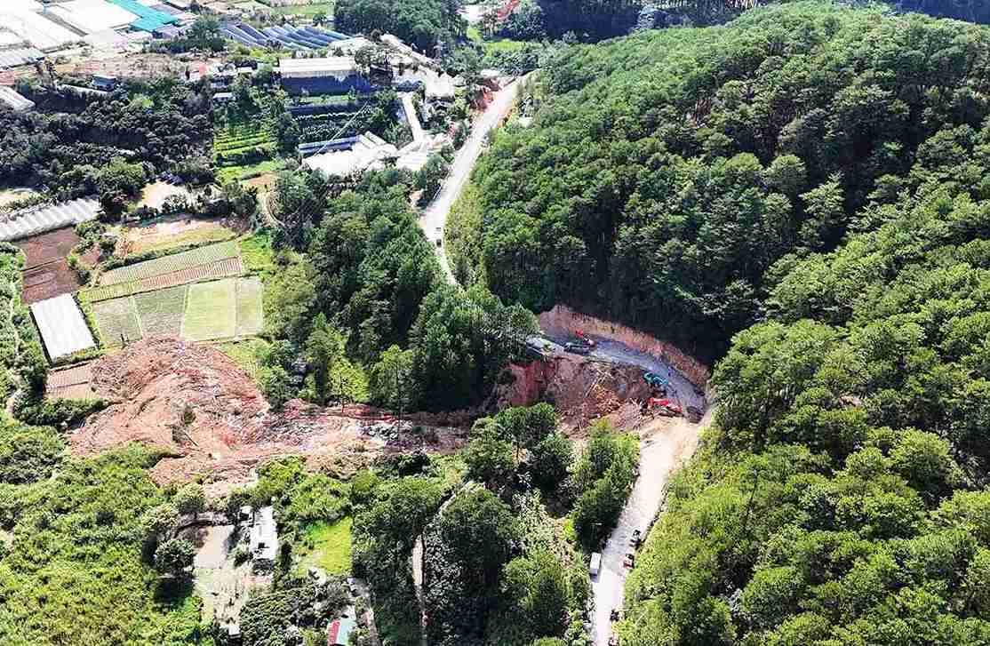 Duong tam duoc mo qua diem sat lo tren deo Mimosa tai Km226+700 dang duoc gap rut hoan thanh de thong tuyen vao ngay 1.12 toi day. Anh: Duong Phong