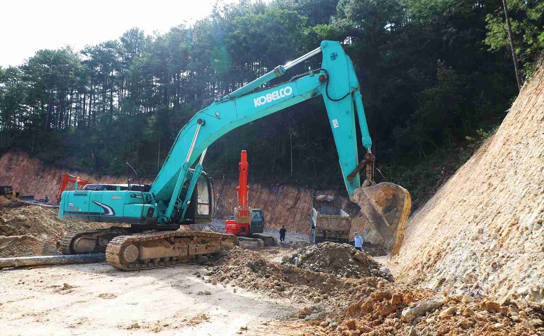 May muc hoat dong gia co bo taluy duong khu vuc mo duong tam qua diem sat lo tren deo Mimosa. Anh: Phuc Khanh