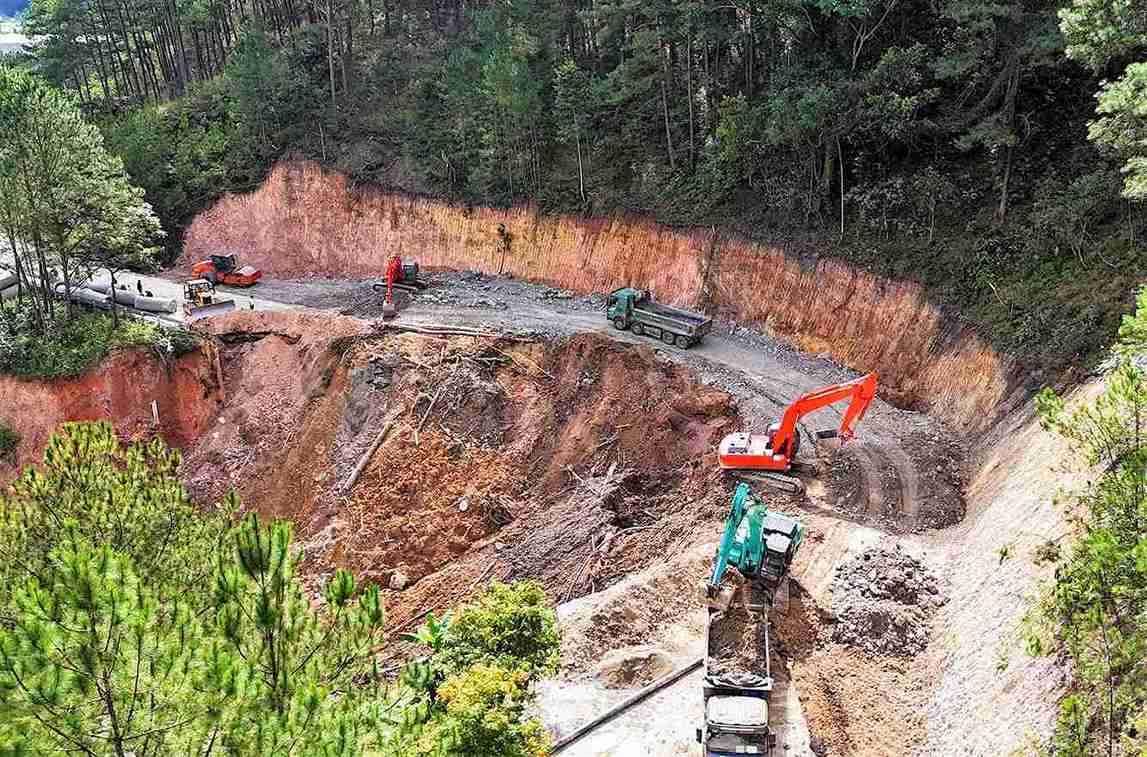 Don vi thi cong dang huy dong tong luc nguoi va phuong tien tap trung hoan thanh viec mo duong tam qua diem sat lo tren deo Mimosa. Anh: Than Hy