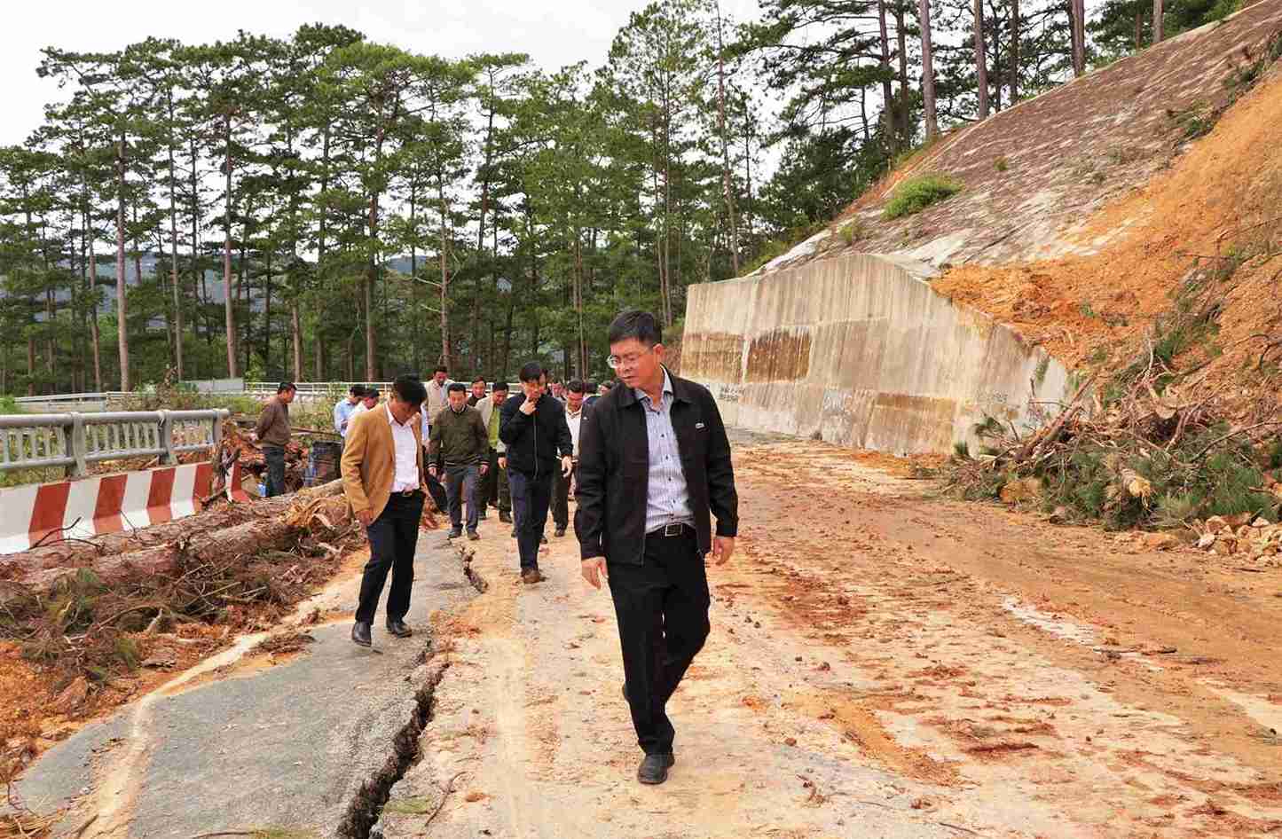 Ong Nguyen Hong Hai, Pho Chu tich UBND tinh Lam Dong kiem tra tien do khac phuc sat lo tren deo D'ran. Anh: Nguyen Nghia