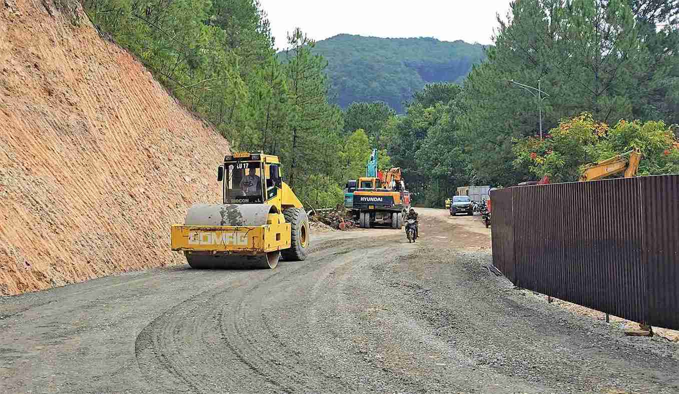 部隊はダラット（ラムドン）への玄関口であるミモザ峠を通過するための臨時道路を開くためのアイテムを完了することに重点を置いています。写真: フック・カッチ