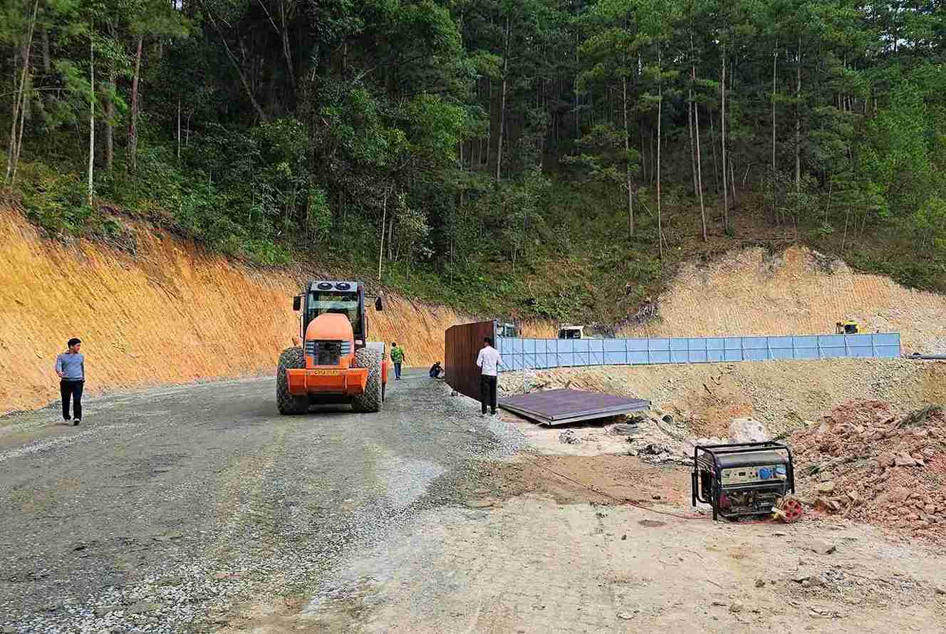 Xe lu hoat dong lien tuc de lu nen mat duong tam qua diem sat lo tren deo Mimosa. Anh: Phuc Khanh