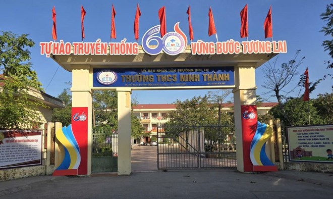 Mot giao vien va hieu pho Truong THCS Ninh Thanh (phuong Hoa Lu, Ninh Binh) tu y dua hoc sinh ben ngoai vao truong day them ban dem de thu tien. Anh: Ha Vi