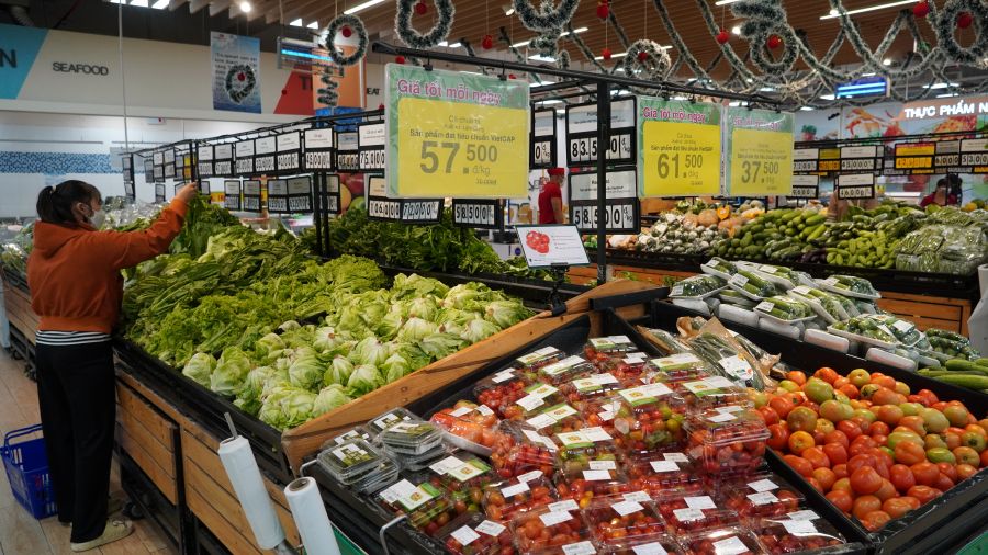 De tiet kiem chi phi nhieu nguoi chon mua rau tai he thong sieu thi voi cac chuong trinh khuyen mai, giam gia. Anh: Phuong Anh