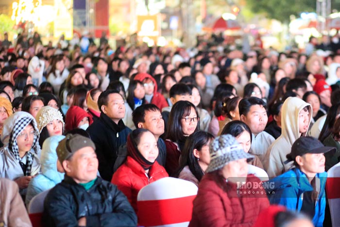Un gran numero de personas ven la pelicula Mua Do en la Plaza 7/5 distrito de Dien Bien Phu. Foto: Quang Dat
