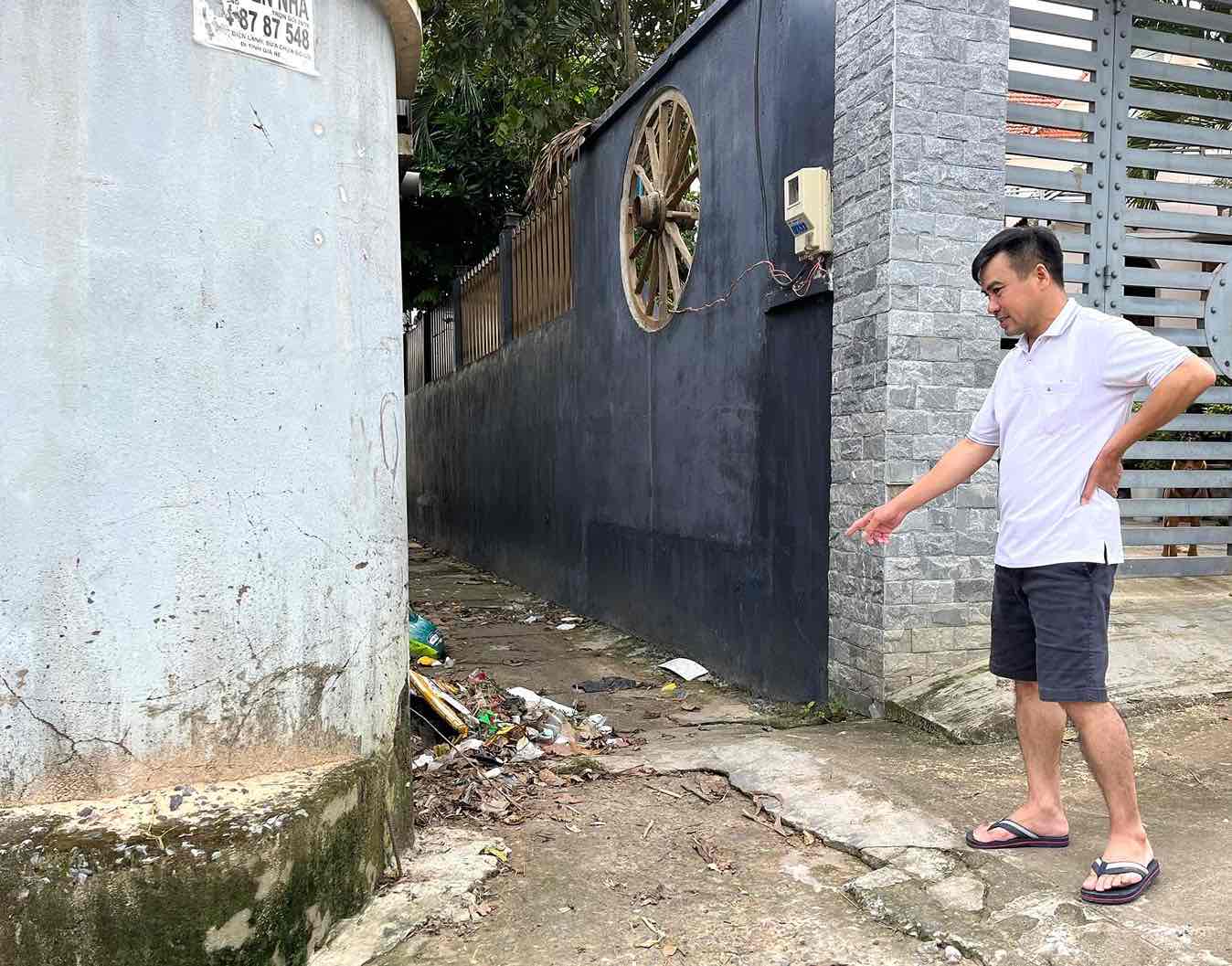 Khu vực nước chảy như thác đổ mỗi khi mưa lớn làm ngập khu dân cư tại phường Trảng Dài, tỉnh Đồng Nai. Ảnh: HAC