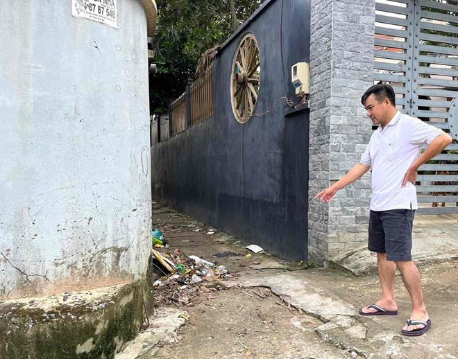 Đường ngập như thác đổ khi mưa lớn ở Đồng Nai, người dân nói do lấn suối xây công trình