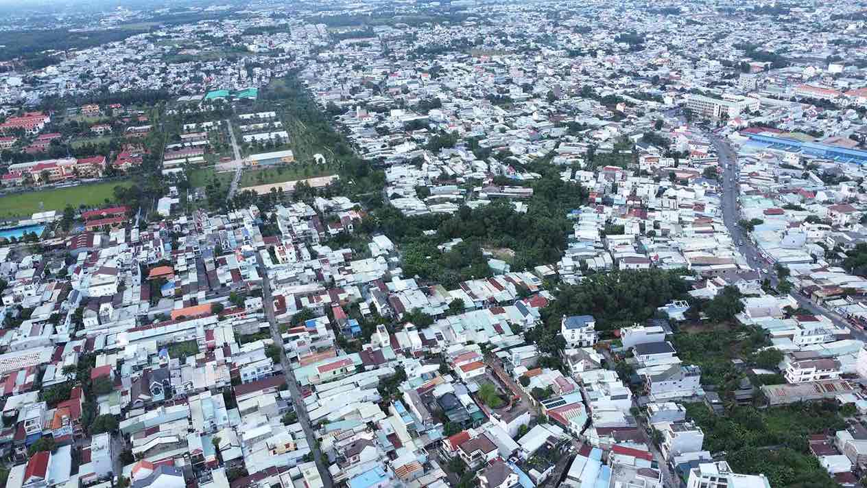 Con suối không còn thấy rõ tại khu vực phường Trảng Dài. Ảnh: HAC