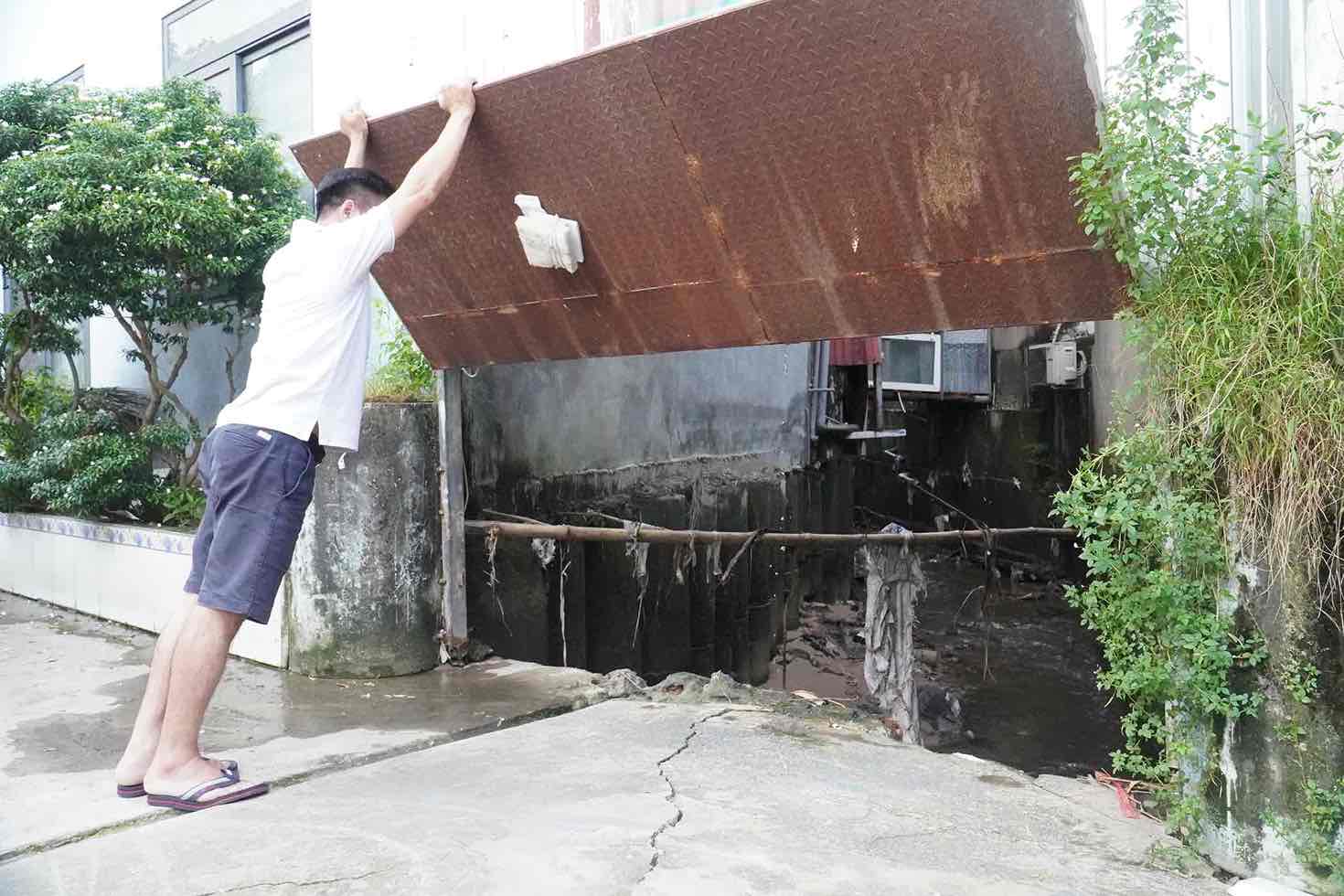 ...và suối càng nhỏ, hẹp khi ra đường Đồng Khởi. Ảnh: HAC