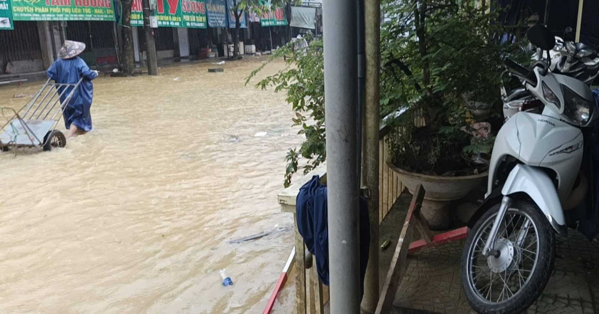 Tuyen duong phia sau cho Dong Ba nuoc dang dang. Anh: B. Hang.