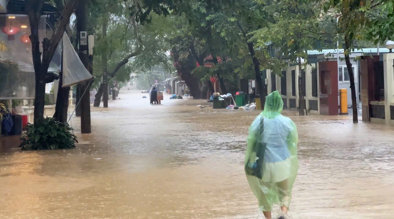 Many roads in Hue were deeply flooded on the morning of November 3 due to prolonged heavy rain. Photo: Thanh Thien.