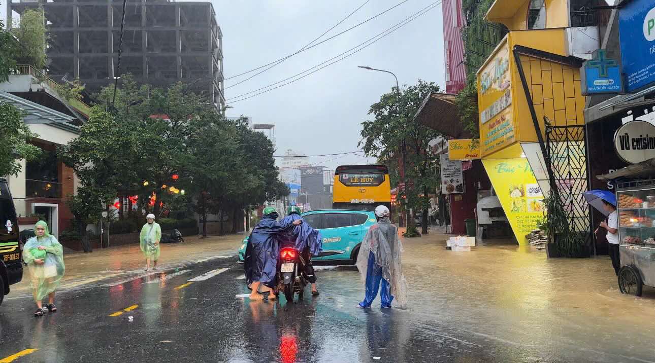 Duong Nguyen Thai Hoc bi ngap trong sang 311, mot so nguoi dan phai dieu khien phuong tien phai quay dau. Anh: Thanh Thien.