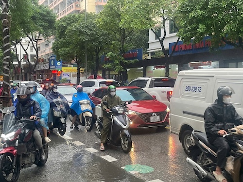 Duong Nguy Nhu Kon Tum giao voi Le Van Thiem tac dai den Quoc lo 6 Nguyen Trai. Anh: Minh Chinh