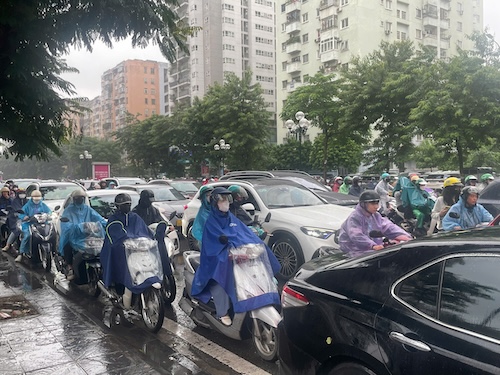 Tuyen duong Le Van Luong un tat keo hang gio dong ho. Anh: Minh Chinh