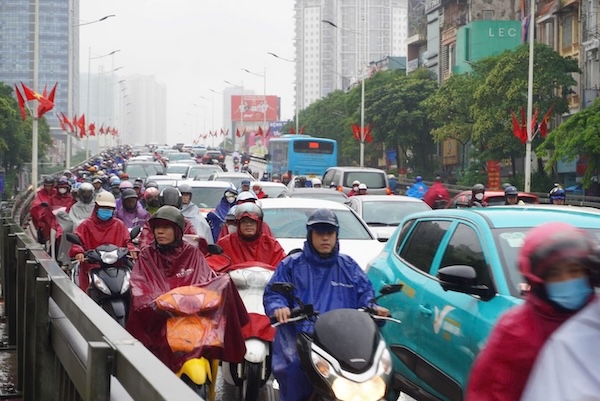 Un tat keo dai tren duong Nguyen Chi Thanh. Anh: Trang Anh