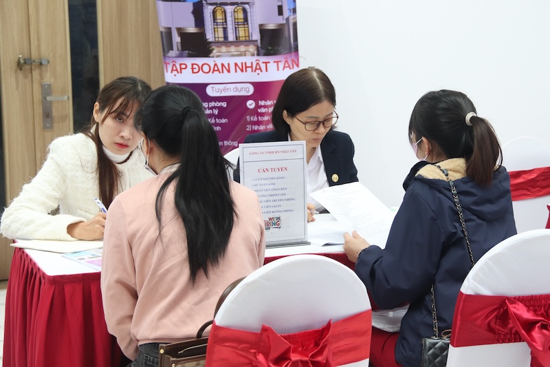 Dong Anh commune, Hanoi organizes the first job fair after the merger. Photo: Nguyen Linh