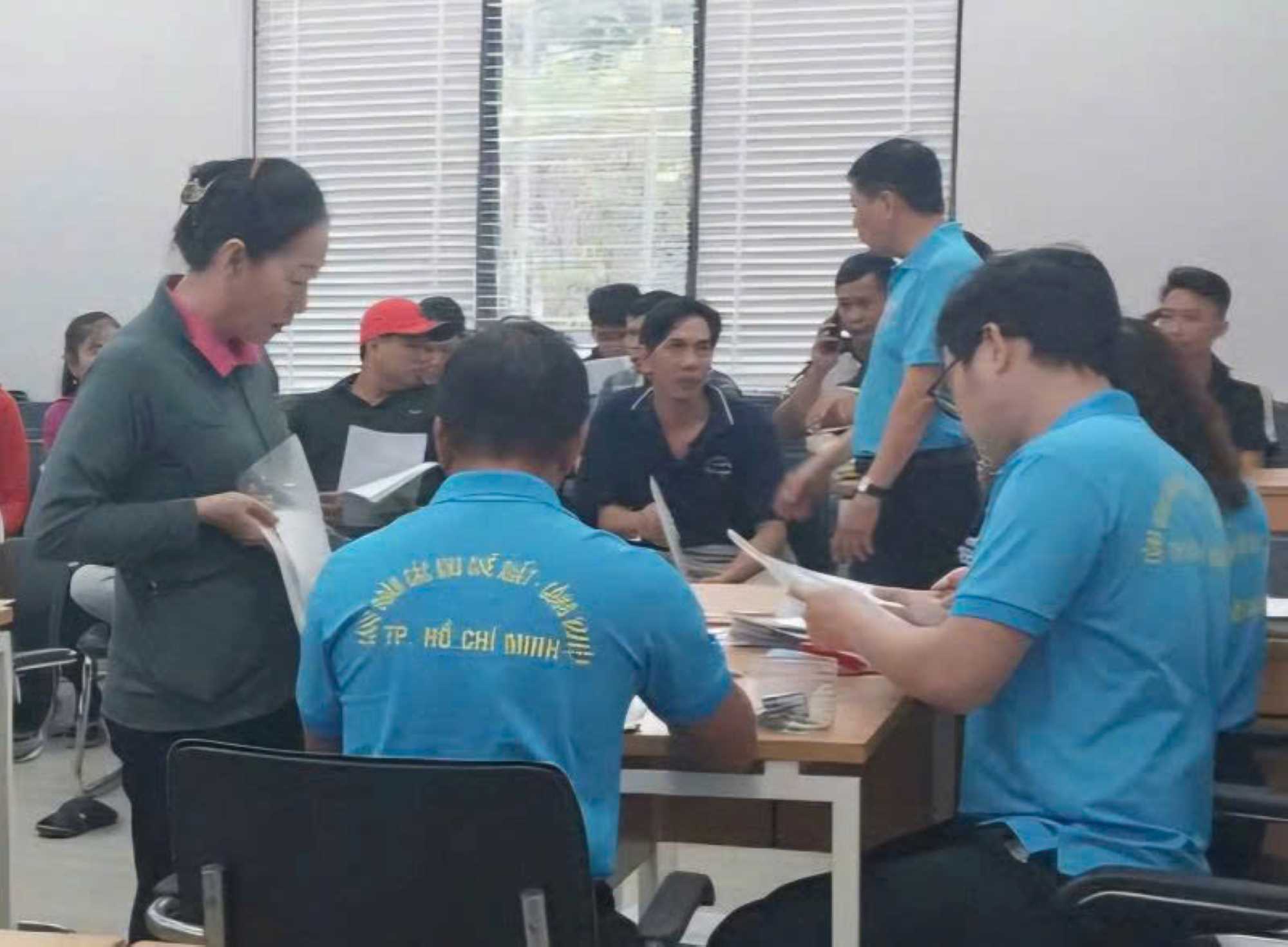 Workers of Vinh Thong Company (HCMC) authorized union officials to sue the enterprise for unpaid wages and late payment of social insurance. Photo: Nam Duong