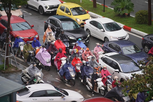 Nguoi lao dong phai nhich tung centimet de di chuyen. Anh: Vu Linh