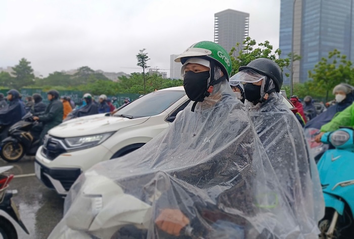 Tai xe xe om cong nghe ngao ngan truoc canh ket xe keo dai. Anh: Hai Danh