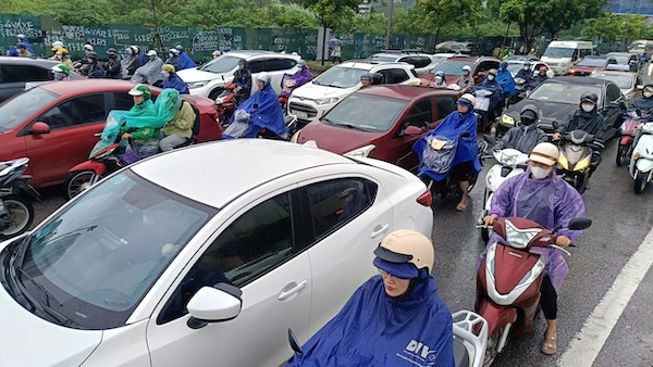 Mua khong lon tuy nhien van khien nguoi di duong uot sung neu che chan so sai. Anh: Hai Danh