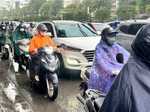 Nguoi dan chat vat di chuyen qua cac tuyen pho. Anh: Thieu Trang - Duc Thien