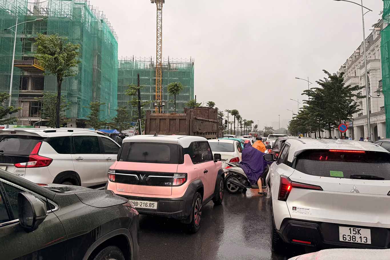 Nhieu chu phuong tien ngao ngan cho doi. Anh: Khanh Hoa