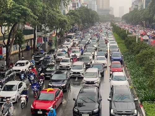 La carretera Tran Duy Hung en la ciudad de Hanoi con lluvia fria y niebla provoca una congestion prolongada del trafico. Foto: Trang Anh