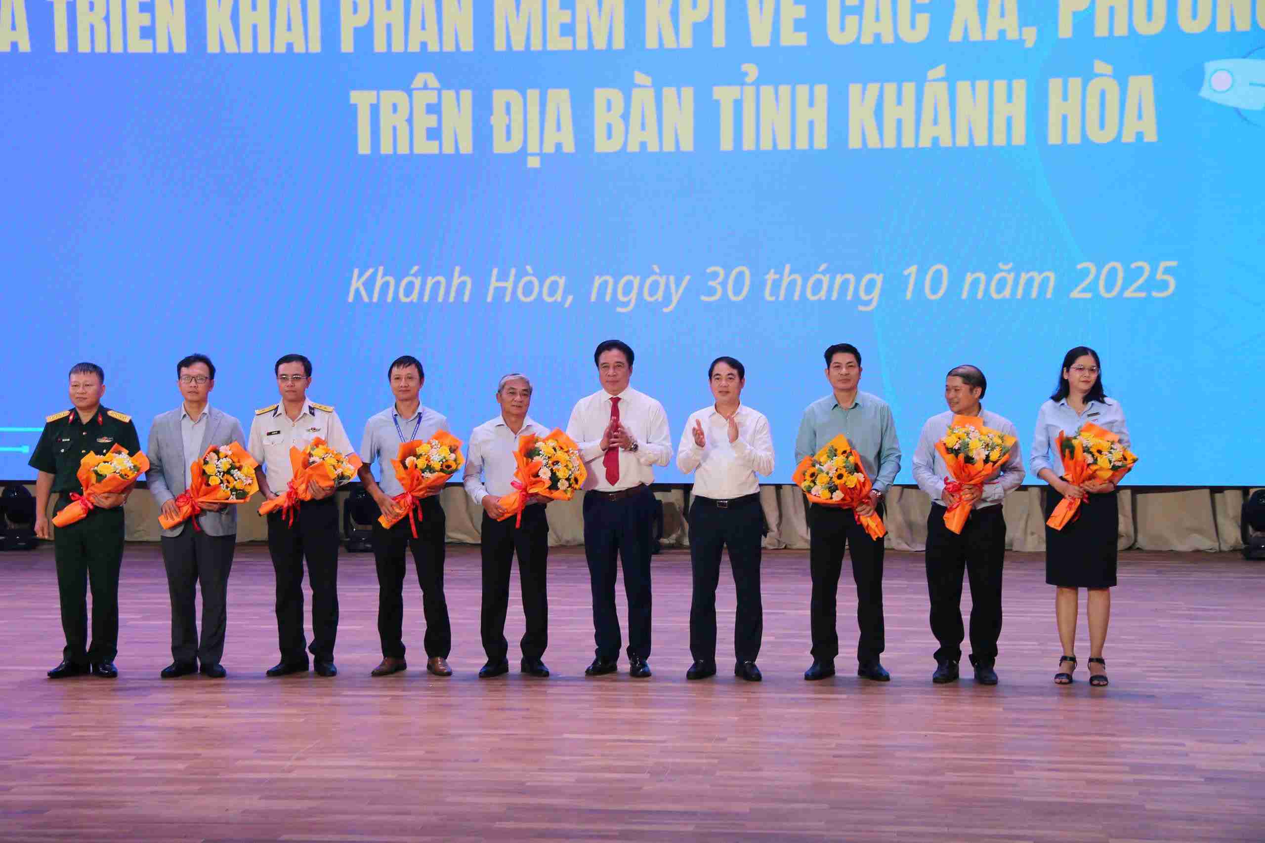 Khanh Hoa provincial leaders presented flowers during the peak campaign to bring the digital transformation support team to the grassroots. Photo: Thanh Thuy