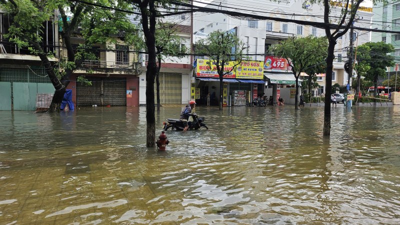 Sang 3.11, duong pho Tam Ky, Da Nang ngap sau sau dot mua lon tu toi qua. Anh: Nguyen Hoang