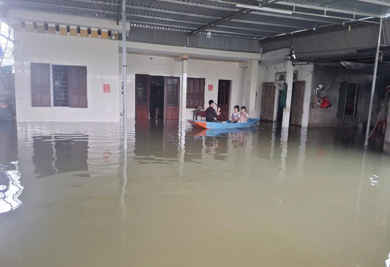 A house in Tan Hoa Residential Group, Ha Huy Tap Ward was flooded. Photo: Tran Tuan.