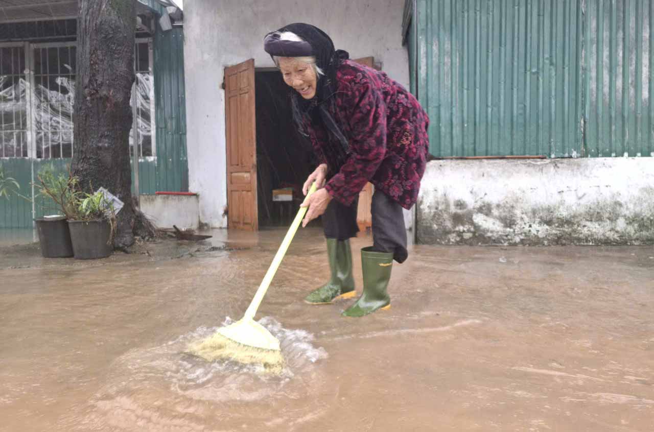 Nuoc rut dan nen nguoi dan xa Cam Due tranh thu don bun. Anh: Tran Tuan.