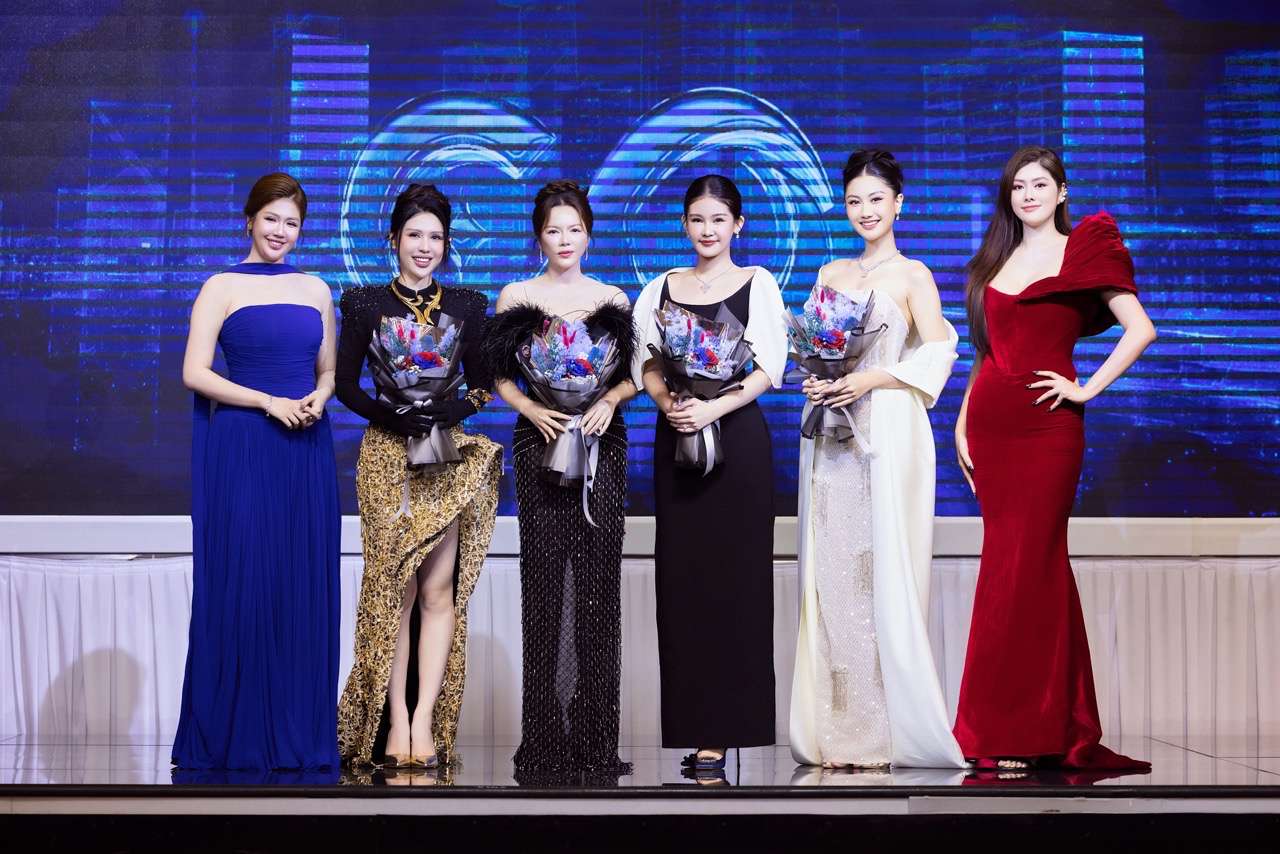 대회 발표회에서 Ly Nha Ky (왼쪽에서 세 번째). 사진: 조직위원회.