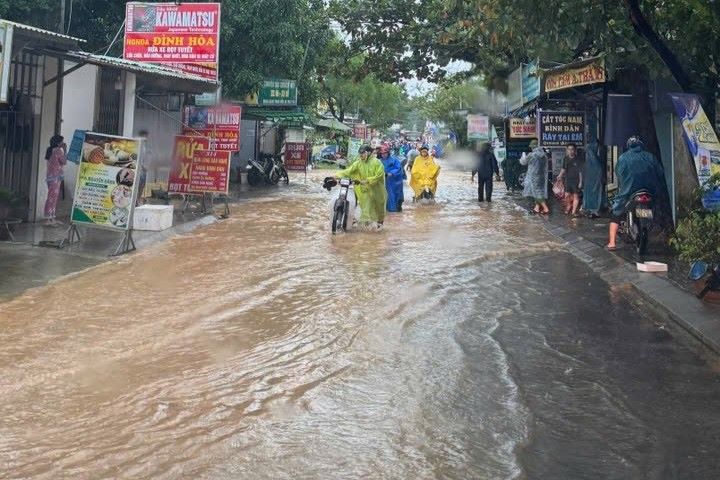 Mot so khu vuc tai phuong Lien Chieu ngap sau sau con mua lon keo dai tu khuya 2.11. Anh: Lien Chieu