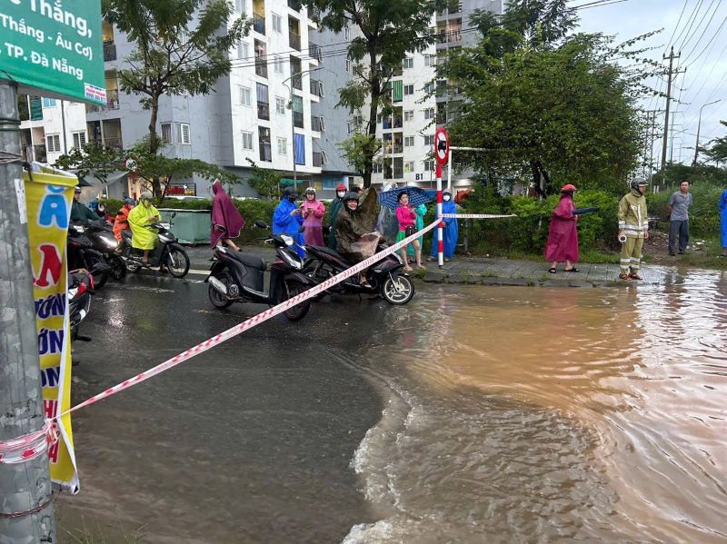 Mua lon, nhieu tuyen duong ngap sau o Da Nang duoc giang day canh bao. Anh: Lien Chieu