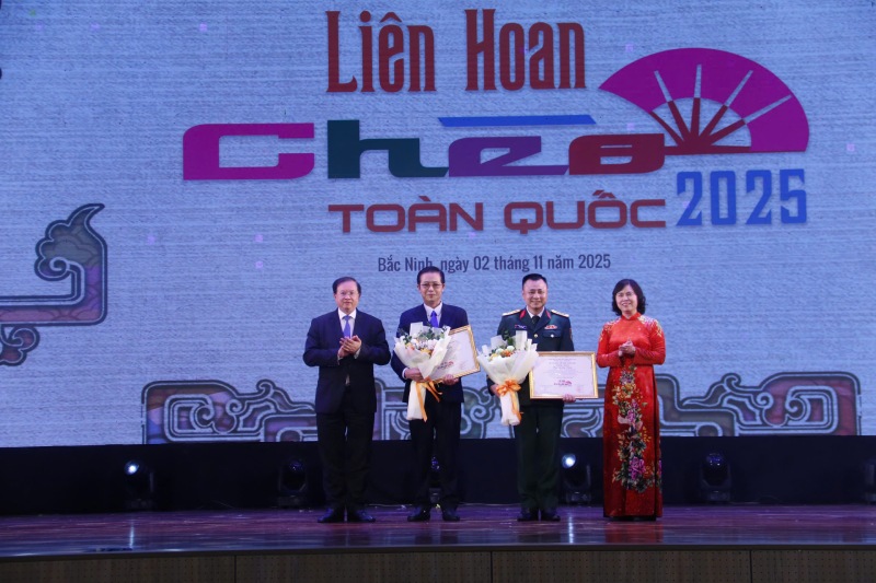 NSND Tu Long nhan Huy chuong Vang cho vo dien cua Nha hat Cheo Quan doi. Anh: Bo VHTTDL