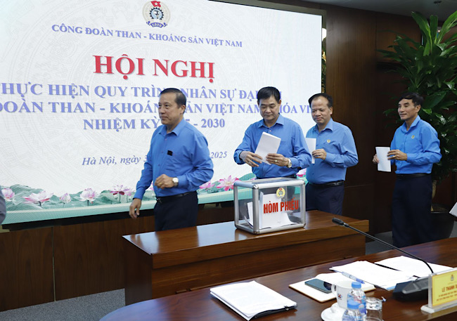 Delegates fulfill their responsibilities at the Conference on personnel implementation for the 7th Congress of the Vietnam Coal and Mineral Industries Trade Union. Photo: CDTKV