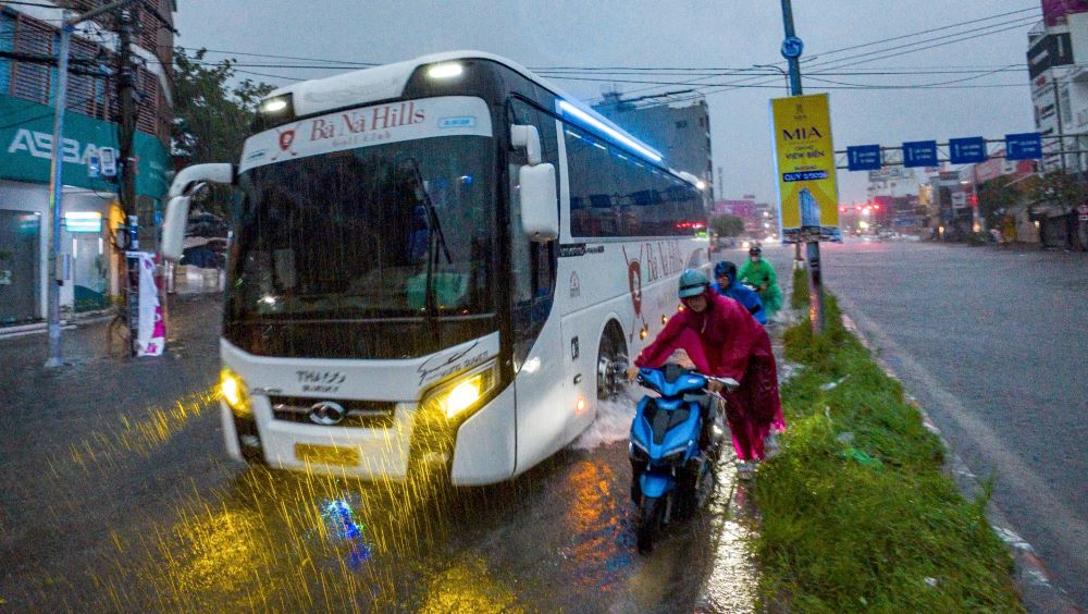 Nuoc dang cao den dau goi, giao thong roi loan, hang tram phuong tien chet may giua dong nuoc. Anh: Tran Thi