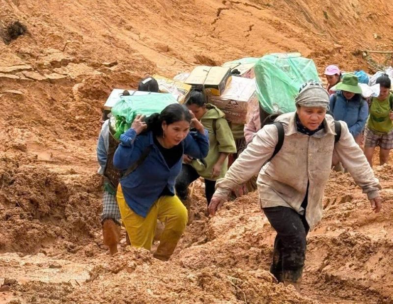 Nguoi dan Co Tu, xa mien nui Tay Giang, Da Nang tiep te luong thuc cho cong dong bi co lap. Anh: Truong An